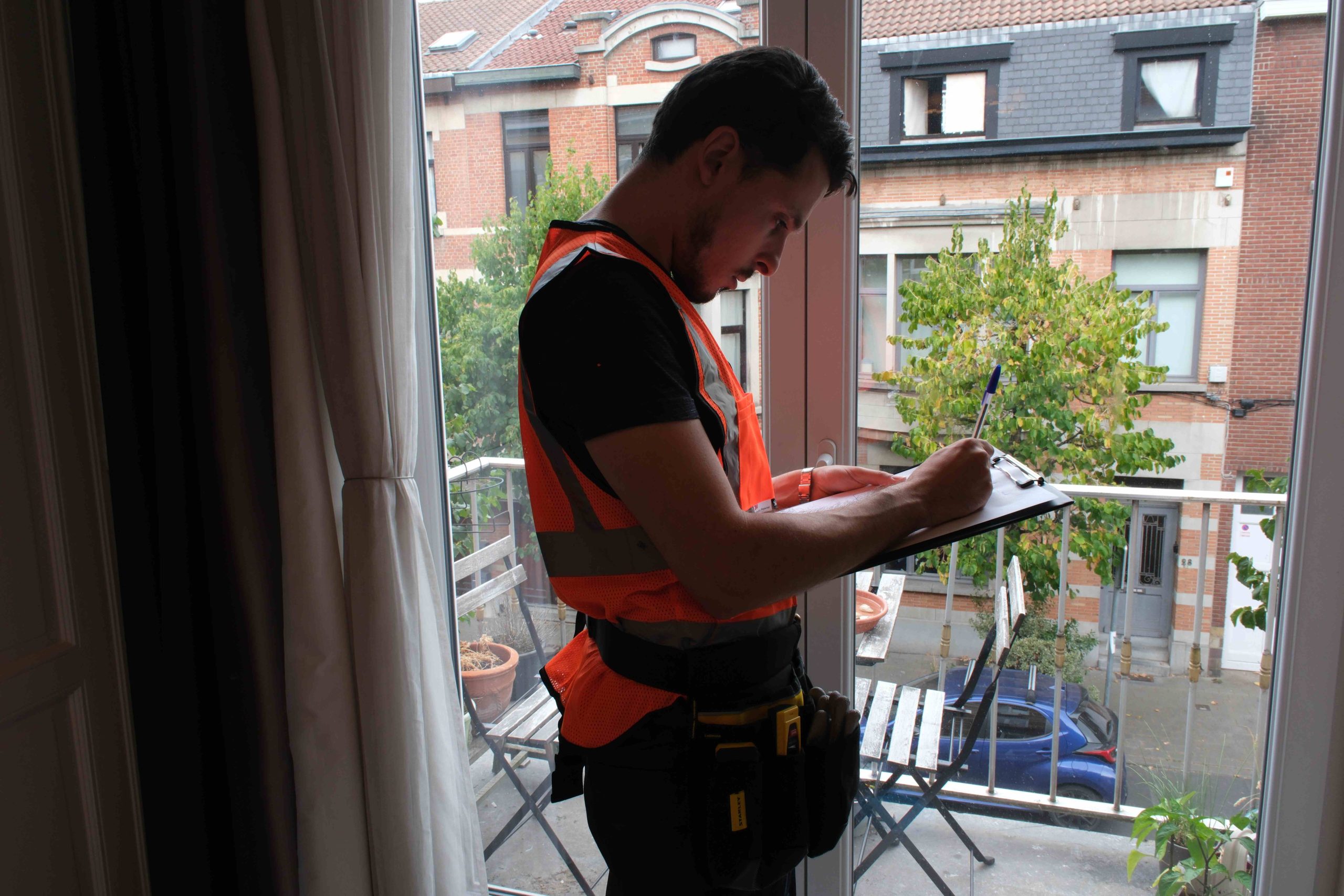 Relevé technique sur balcon lors d'une mission PPPT en copropriété